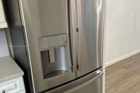 Condo in Pembroke Pines, Florida, 2 bedrooms № 1974999 - photo 13