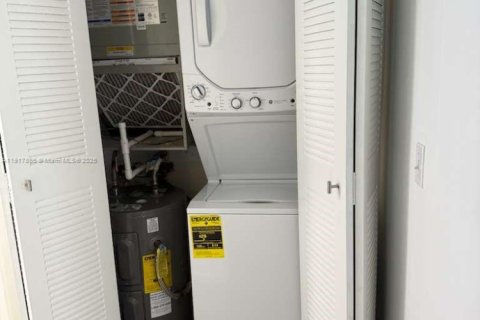 Condo in Pembroke Pines, Florida, 2 bedrooms № 1974999 - photo 10