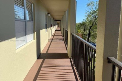 Condo in Pembroke Pines, Florida, 2 bedrooms № 1974999 - photo 2