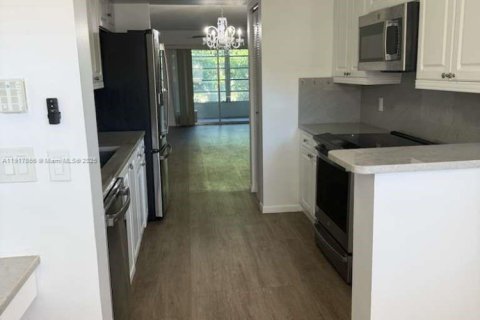 Condo in Pembroke Pines, Florida, 2 bedrooms № 1974999 - photo 11