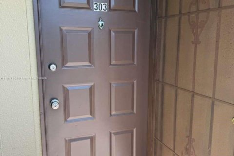 Condo in Pembroke Pines, Florida, 2 bedrooms № 1974999 - photo 1