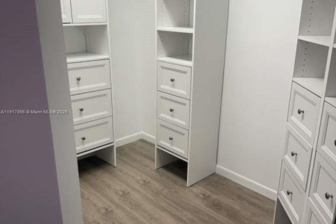 Condo in Pembroke Pines, Florida, 2 bedrooms № 1974999 - photo 17