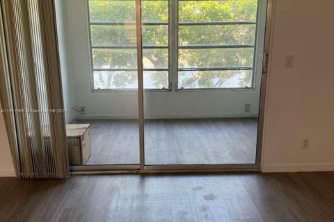 Condo in Pembroke Pines, Florida, 2 bedrooms № 1974999 - photo 20