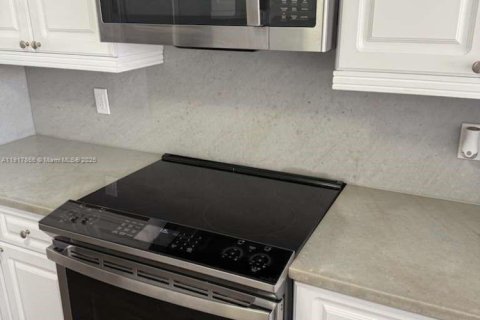 Condo in Pembroke Pines, Florida, 2 bedrooms № 1974999 - photo 12