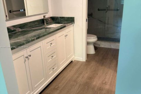 Condo in Pembroke Pines, Florida, 2 bedrooms № 1974999 - photo 16