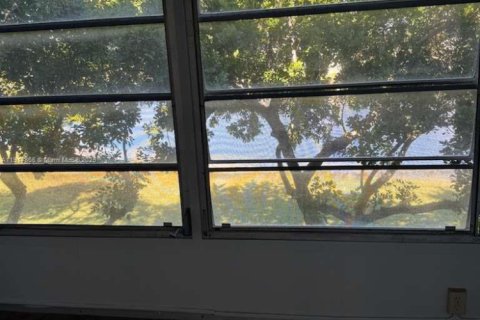 Condo in Pembroke Pines, Florida, 2 bedrooms № 1974999 - photo 21