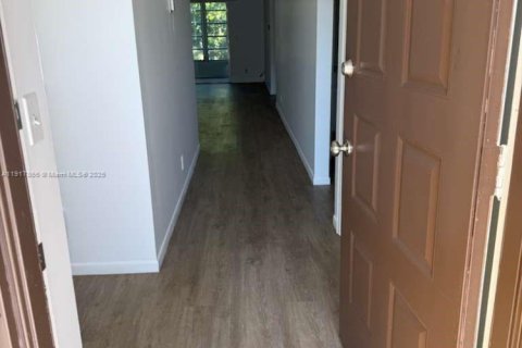 Condo in Pembroke Pines, Florida, 2 bedrooms № 1974999 - photo 4