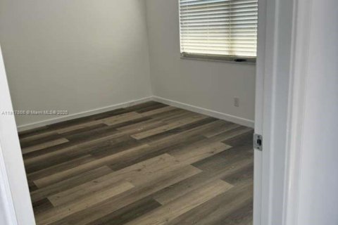 Condo in Pembroke Pines, Florida, 2 bedrooms № 1974999 - photo 5