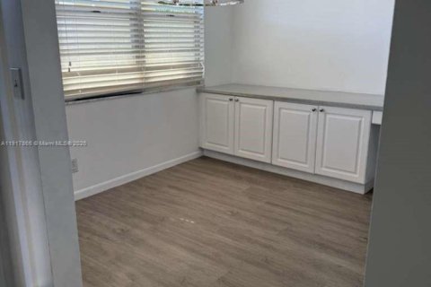 Condo in Pembroke Pines, Florida, 2 bedrooms № 1974999 - photo 7