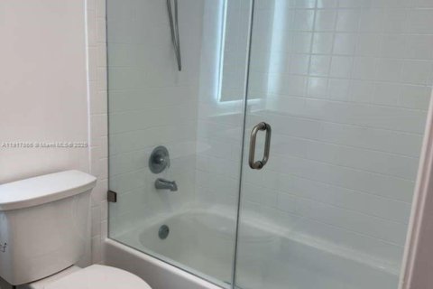 Condo in Pembroke Pines, Florida, 2 bedrooms № 1974999 - photo 9