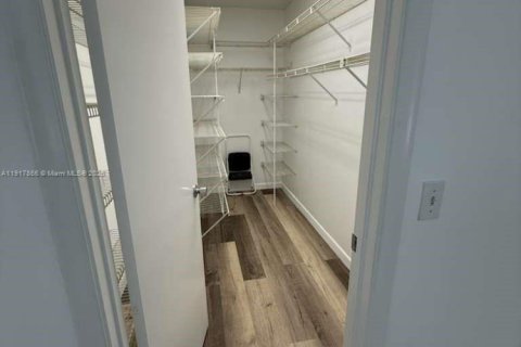 Condo in Pembroke Pines, Florida, 2 bedrooms № 1974999 - photo 6