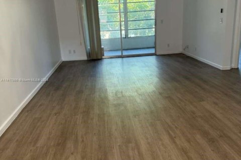 Condo in Pembroke Pines, Florida, 2 bedrooms № 1974999 - photo 14