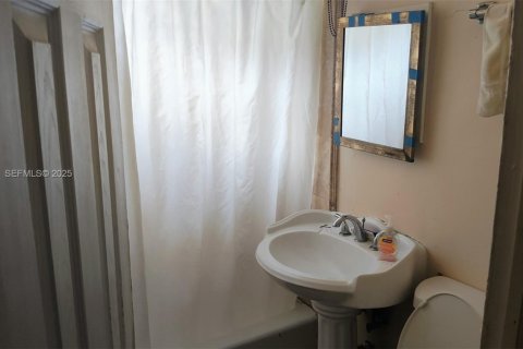 Propiedad comercial en venta en Miami, Florida, 118.08 m2 № 1987692 - foto 4