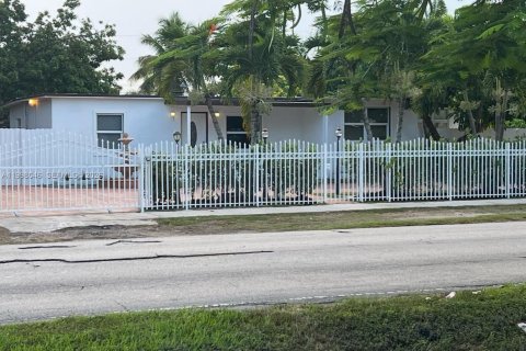 House in Homestead, Florida 5 bedrooms, 180.6 sq.m. № 2063355