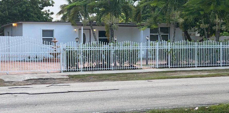 House in Homestead, Florida 5 bedrooms, 180.6 sq.m. № 2063355