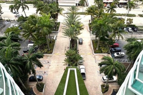 Condominio en venta en Hollywood, Florida, 1 dormitorio, 73.3 m2 № 1864370 - foto 2