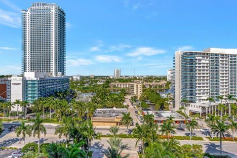 Condominio en venta en Hollywood, Florida, 1 dormitorio, 73.3 m2 № 1864370 - foto 1