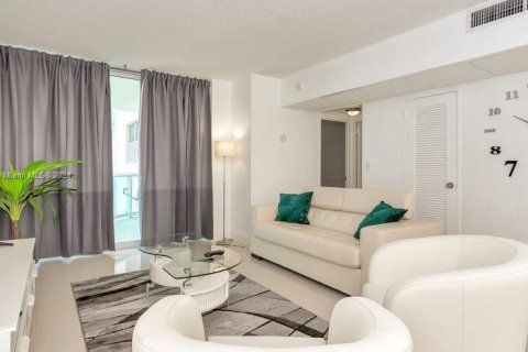 Condominio en venta en Hollywood, Florida, 1 dormitorio, 73.3 m2 № 1864370 - foto 13