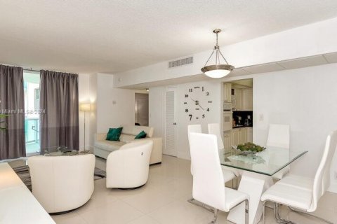 Condominio en venta en Hollywood, Florida, 1 dormitorio, 73.3 m2 № 1864370 - foto 10