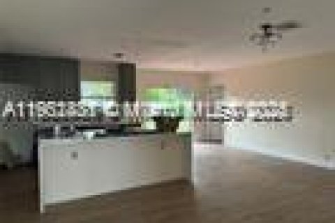 House in Lauderhill, Florida 4 bedrooms, 159.7 sq.m. № 1953873 - photo 3