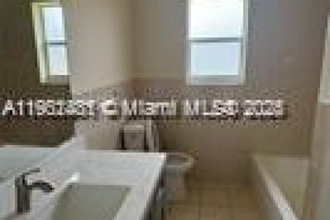 House in Lauderhill, Florida 4 bedrooms, 159.7 sq.m. № 1953873 - photo 5