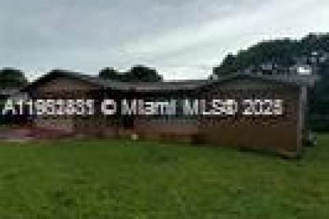 House in Lauderhill, Florida 4 bedrooms, 159.7 sq.m. № 1953873 - photo 1