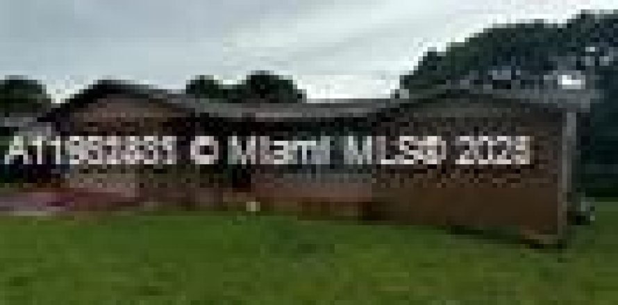 House in Lauderhill, Florida 4 bedrooms, 159.7 sq.m. № 1953873