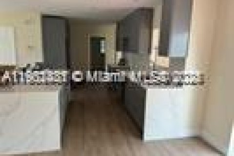 House in Lauderhill, Florida 4 bedrooms, 159.7 sq.m. № 1953873 - photo 2