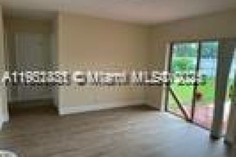 House in Lauderhill, Florida 4 bedrooms, 159.7 sq.m. № 1953873 - photo 4