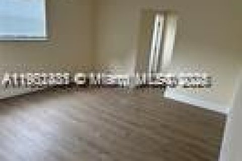 House in Lauderhill, Florida 4 bedrooms, 159.7 sq.m. № 1953873 - photo 6