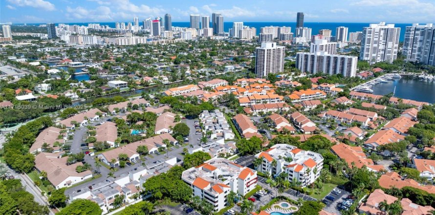 Condo in Aventura, Florida, 3 bedrooms № 1892561