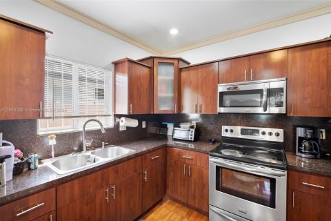 Villa ou maison à vendre à Miami, Floride: 4 chambres, 137.12 m2 № 1889510 - photo 6