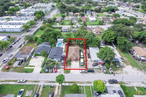Villa ou maison à vendre à Miami, Floride: 4 chambres, 137.12 m2 № 1889510 - photo 21