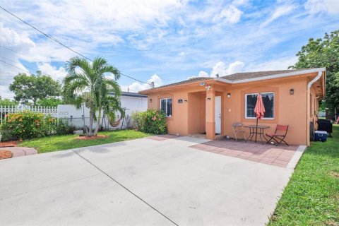 Villa ou maison à vendre à Miami, Floride: 4 chambres, 137.12 m2 № 1889510 - photo 1