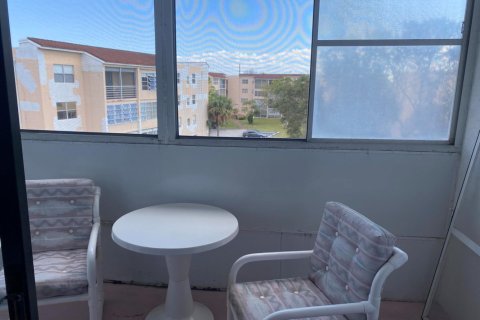 Condominio en alquiler en Lauderdale Lakes, Florida, 2 dormitorios, 93.83 m2 № 1180274 - foto 1