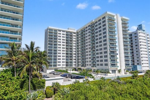 Condominio en Miami Beach, Florida, 2 dormitorios  № 2186105