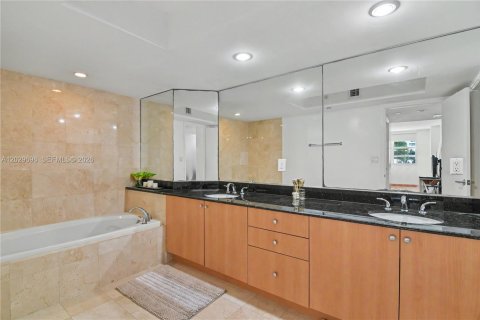 Condominio en venta en Miami Beach, Florida, 2 dormitorios, 113.15 m2 № 2186105 - foto 25