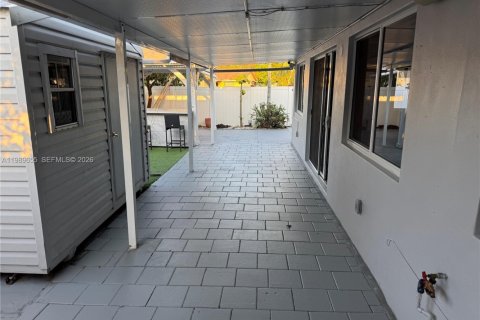 Touwnhouse à vendre à Miami Gardens, Floride: 3 chambres, 110.37 m2 № 2051689 - photo 11