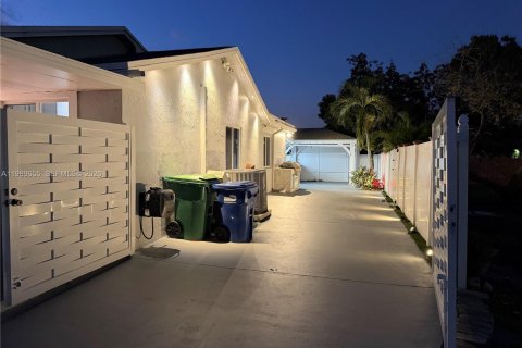 Touwnhouse à vendre à Miami Gardens, Floride: 3 chambres, 110.37 m2 № 2051689 - photo 3