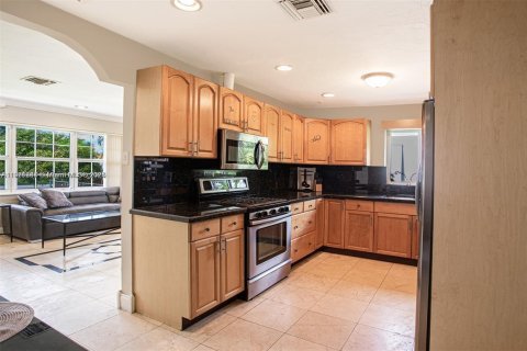 Casa en alquiler en Hollywood, Florida, 3 dormitorios, 135.64 m2 № 1975422 - foto 2