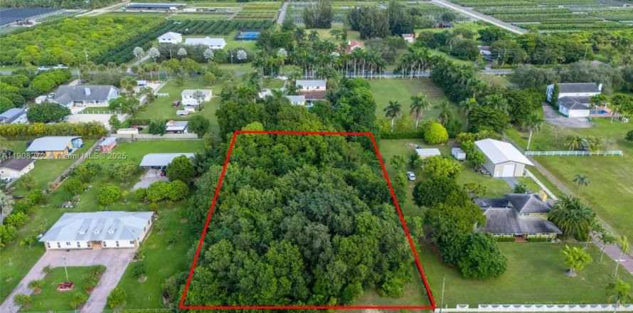 Propiedad comercial en Miami-Dade, Florida № 1968044