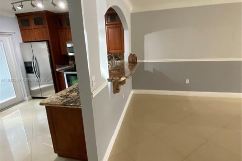 Снять в аренду таунхаус в Хайалиа, Флорида 3 спальни, 116.69м2, № 2003517 - фото 6