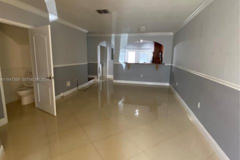 Снять в аренду таунхаус в Хайалиа, Флорида 3 спальни, 116.69м2, № 2003517 - фото 4