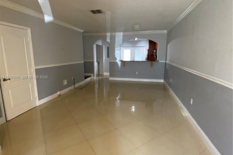 Снять в аренду таунхаус в Хайалиа, Флорида 3 спальни, 116.69м2, № 2003517 - фото 3