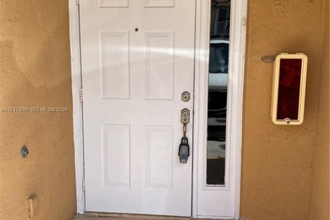 Снять в аренду таунхаус в Хайалиа, Флорида 3 спальни, 116.69м2, № 2003517 - фото 2