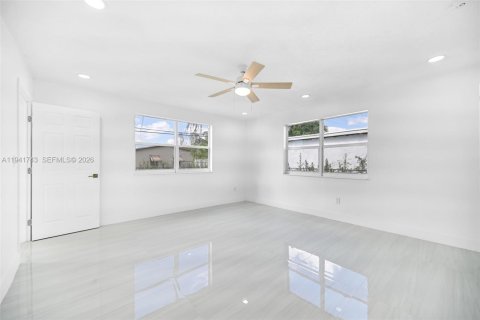 Casa en venta en Cutler Bay, Florida, 5 dormitorios, 171.22 m2 № 1999899 - foto 7