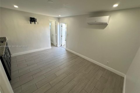 Commercial property in Hollywood, Florida 116.59 sq.m. № 1992350 - photo 13