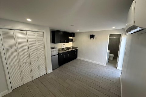 Commercial property in Hollywood, Florida 116.59 sq.m. № 1992350 - photo 12