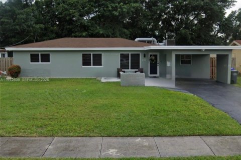 Снять в аренду коммерческую недвижимость в Холливуд, Флорида 116.59м2, № 1992350 - фото 1