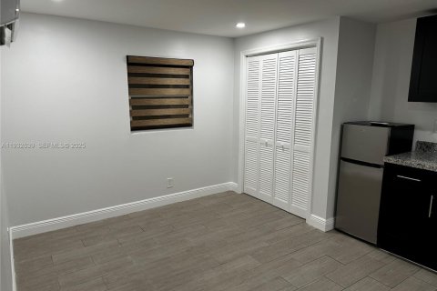 Снять в аренду коммерческую недвижимость в Холливуд, Флорида 116.59м2, № 1992350 - фото 3